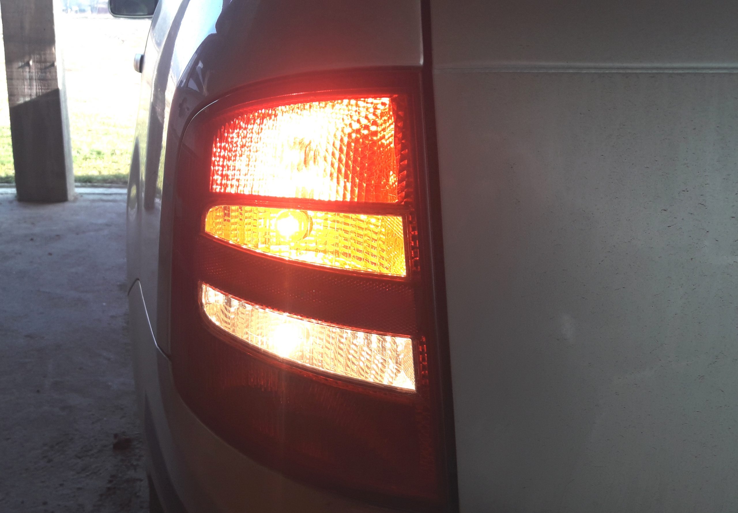 how to replace your tail light bulb