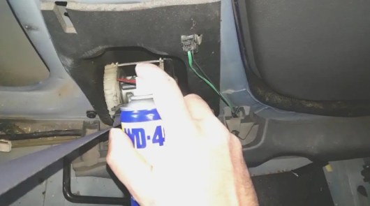 slow-seat-belt-retractor-apply-wd-40-spray