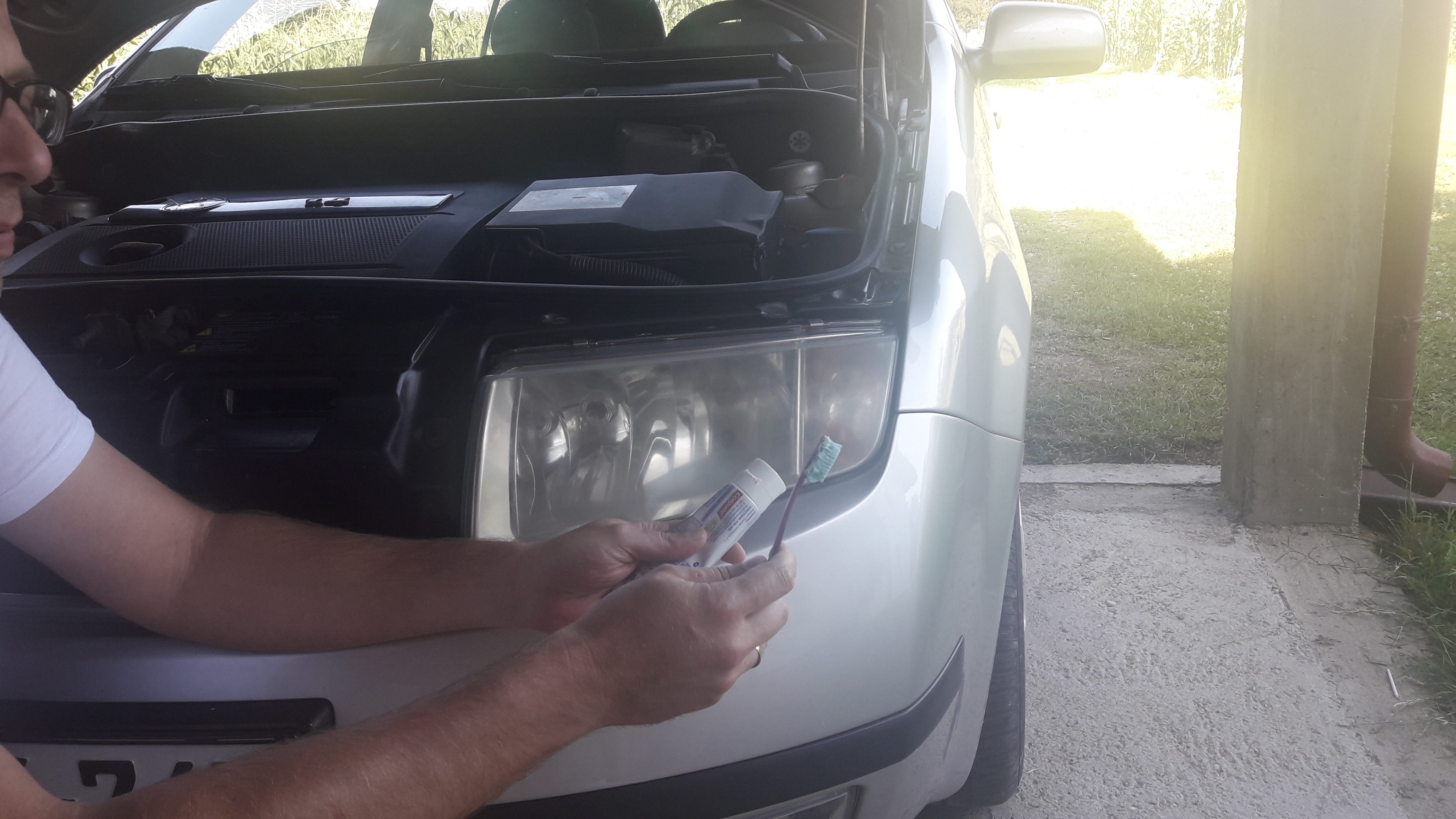 how to polish car headlights with toothpaste