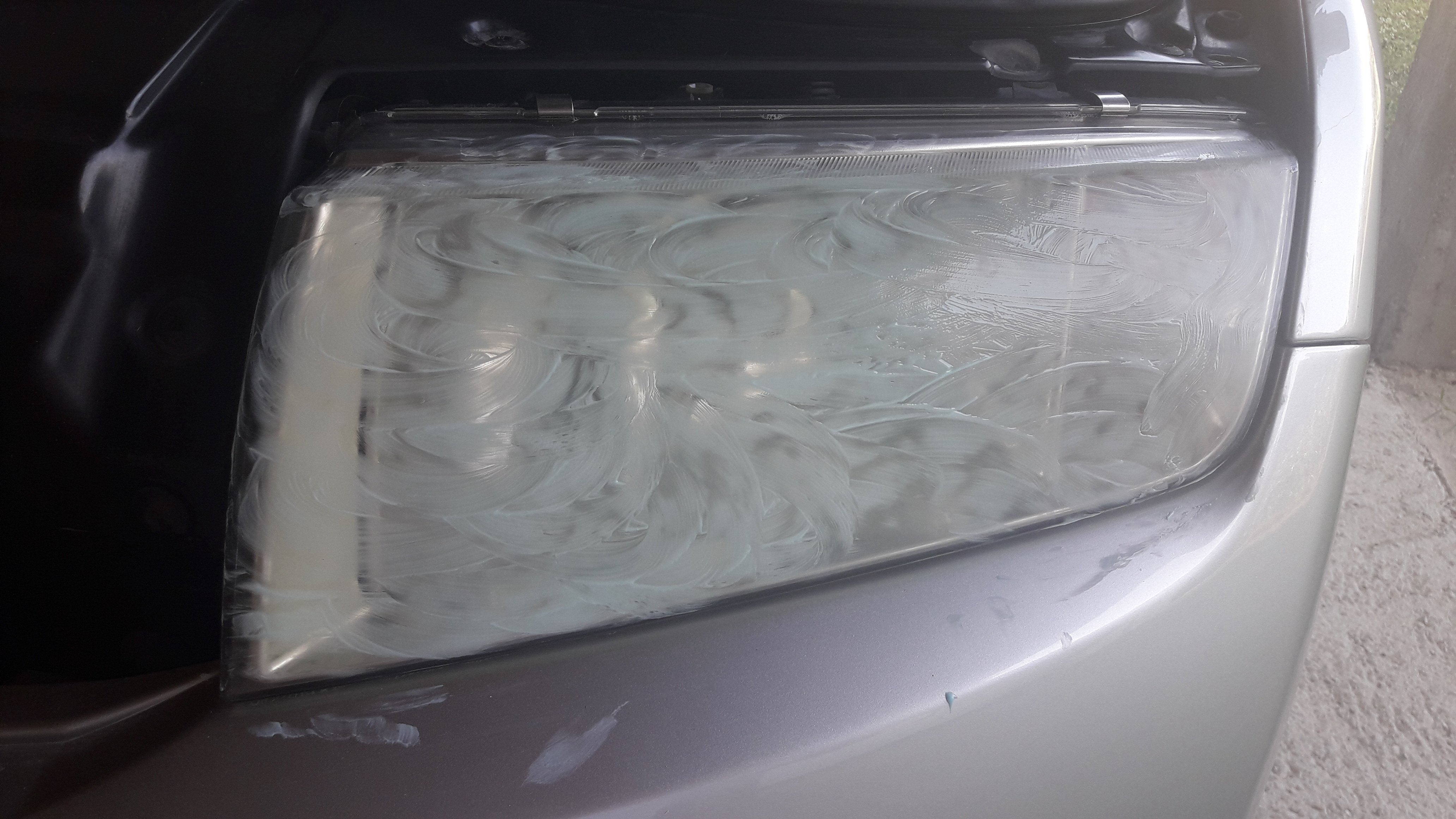 howtopolishcarheadlightsusingtoothpaste