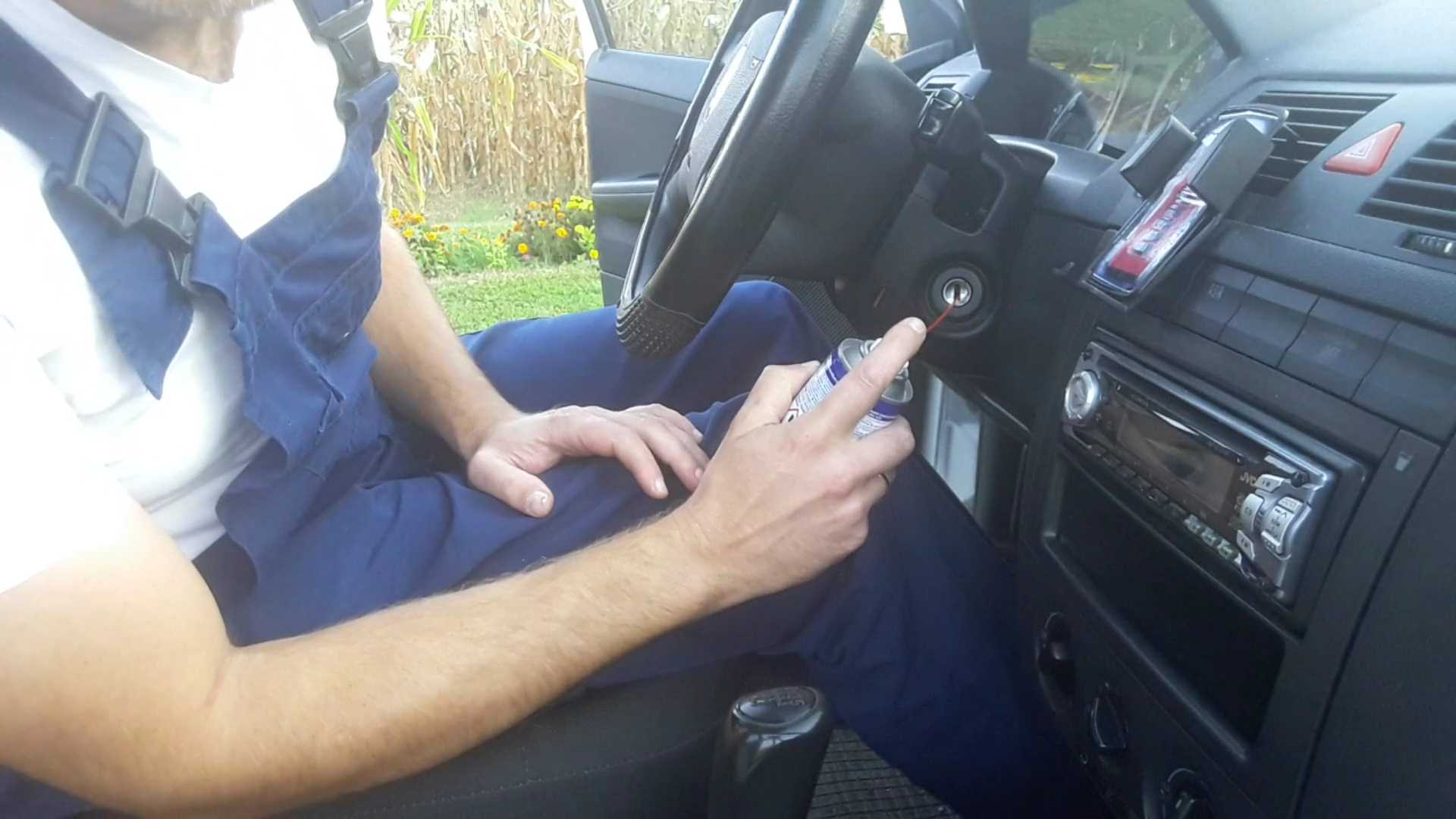 keywontturninignitionusingwd40spray DIY car repair for the