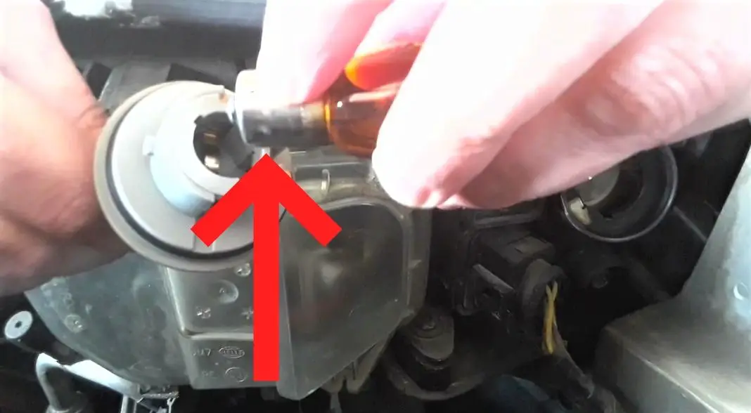 howtochangeturnsignalbulbreturnbulbintosocket DIY car