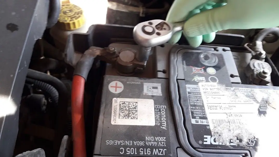 HOW TO REPLACE A CAR BATTERY? (WITH PICTURES AND VIDEO)