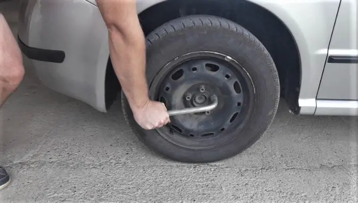 how-to-remove-stuck-lug-nuts-5-easy-ways